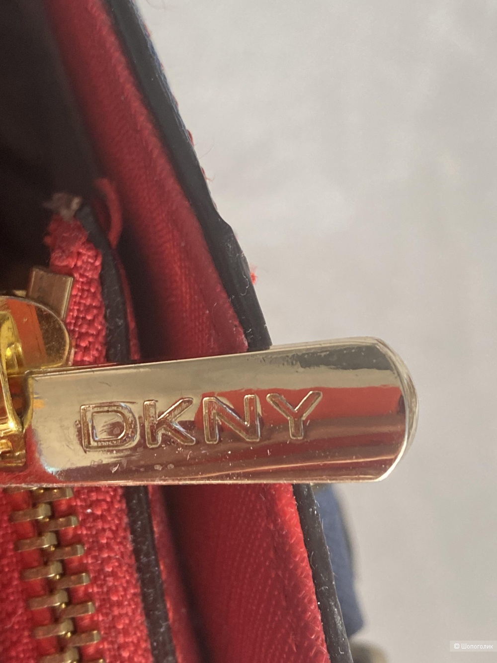 Кожаная сумка DKNY.