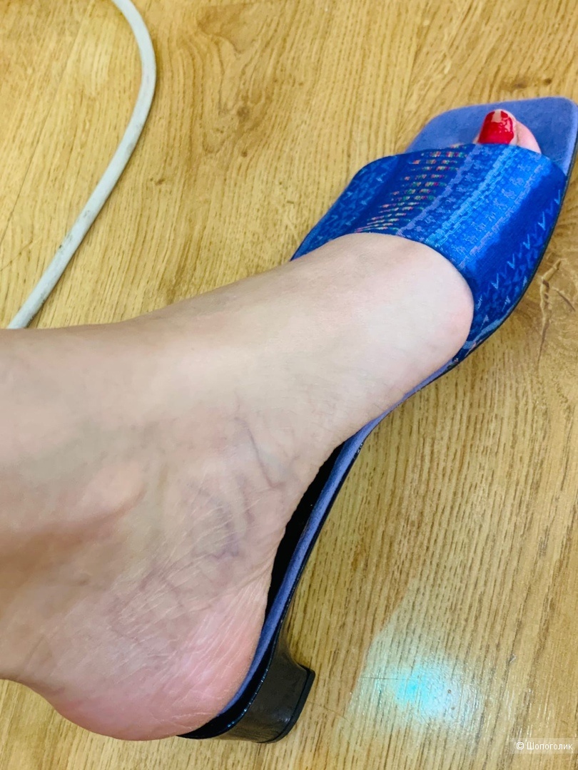 Вышитые мюли от Stuart Weitzman 40