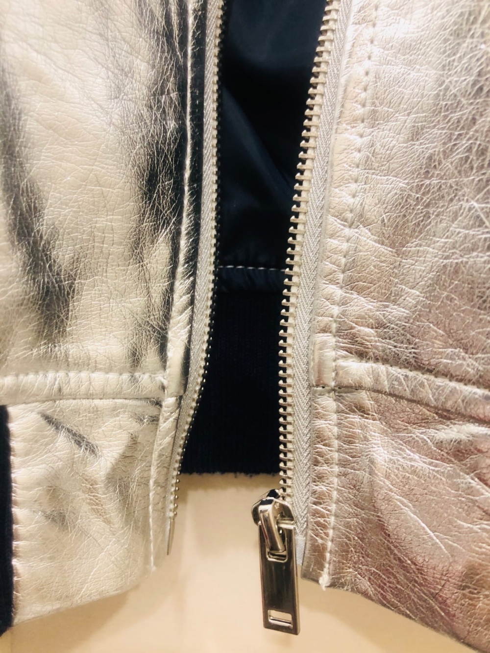 Бомбер Zara Silver Leather Jacket Bonjour Les Filles. Размер XS-S.