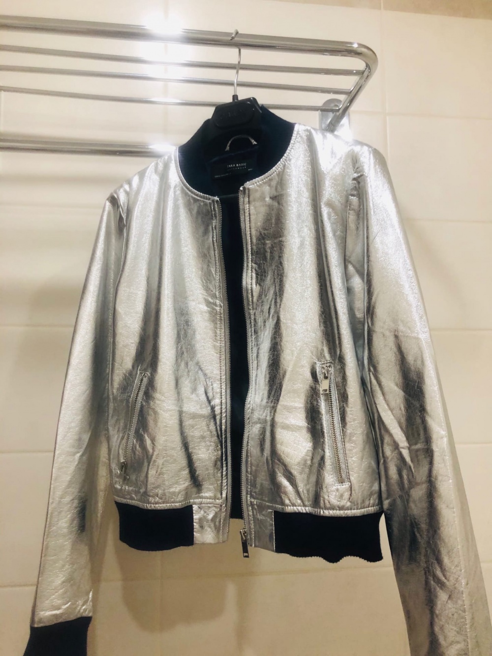 Бомбер Zara Silver Leather Jacket Bonjour Les Filles. Размер XS-S.