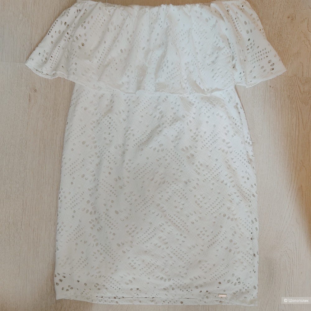 Ажурное платье с открытыми плечами MOHITO / XS