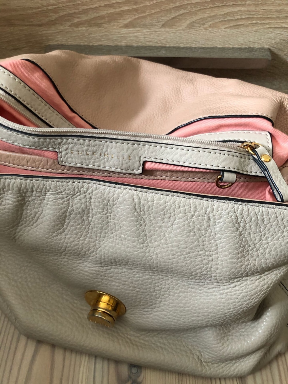 Сумка Coccinelle LIYA MEDIUM SELLERIA.Размер 30x24x12.