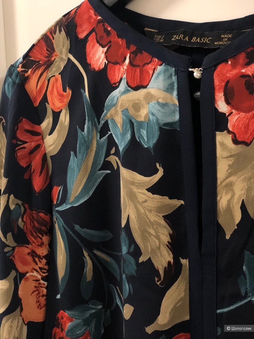Блуза Zara размер S, тёмно-синяя в цветы.