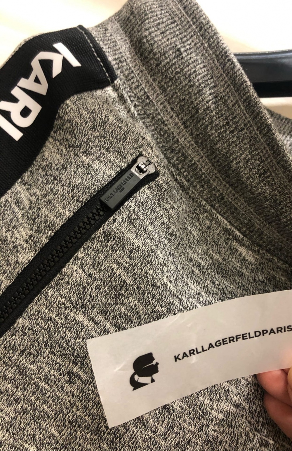 Спортивные брюки с логотипом KARL LAGERFELD. Размер M-L.