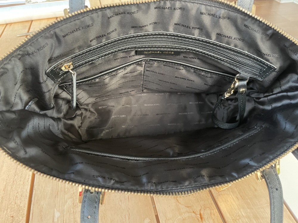 Кожаная сумка Michael Kors, среднего размера.