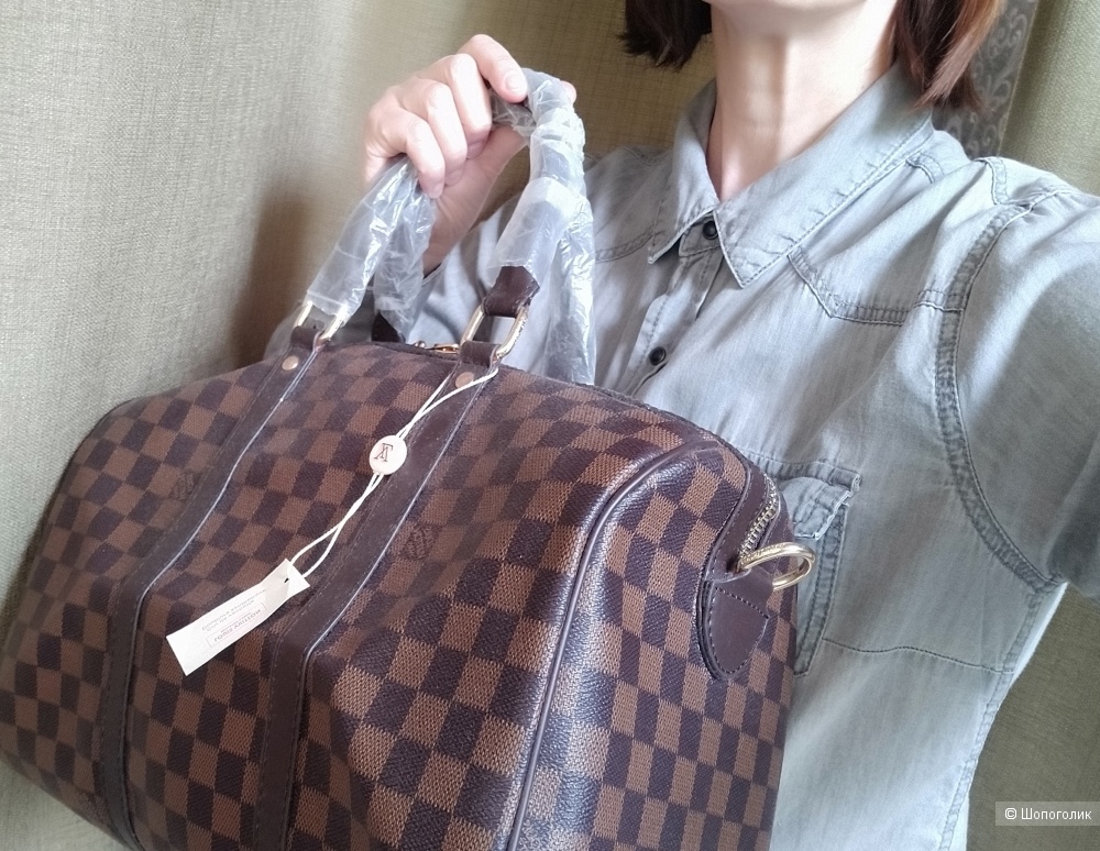 Сумка в стиле бренда Louis Vuitton.