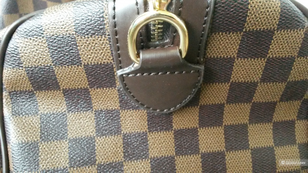 Сумка в стиле бренда Louis Vuitton.