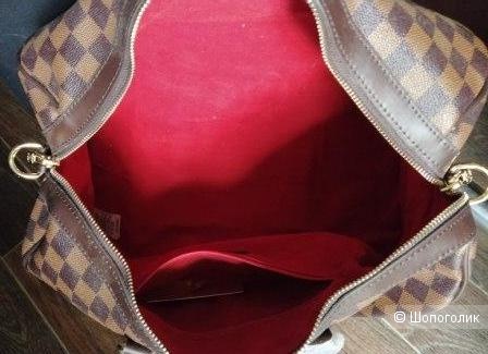 Сумка в стиле бренда Louis Vuitton.