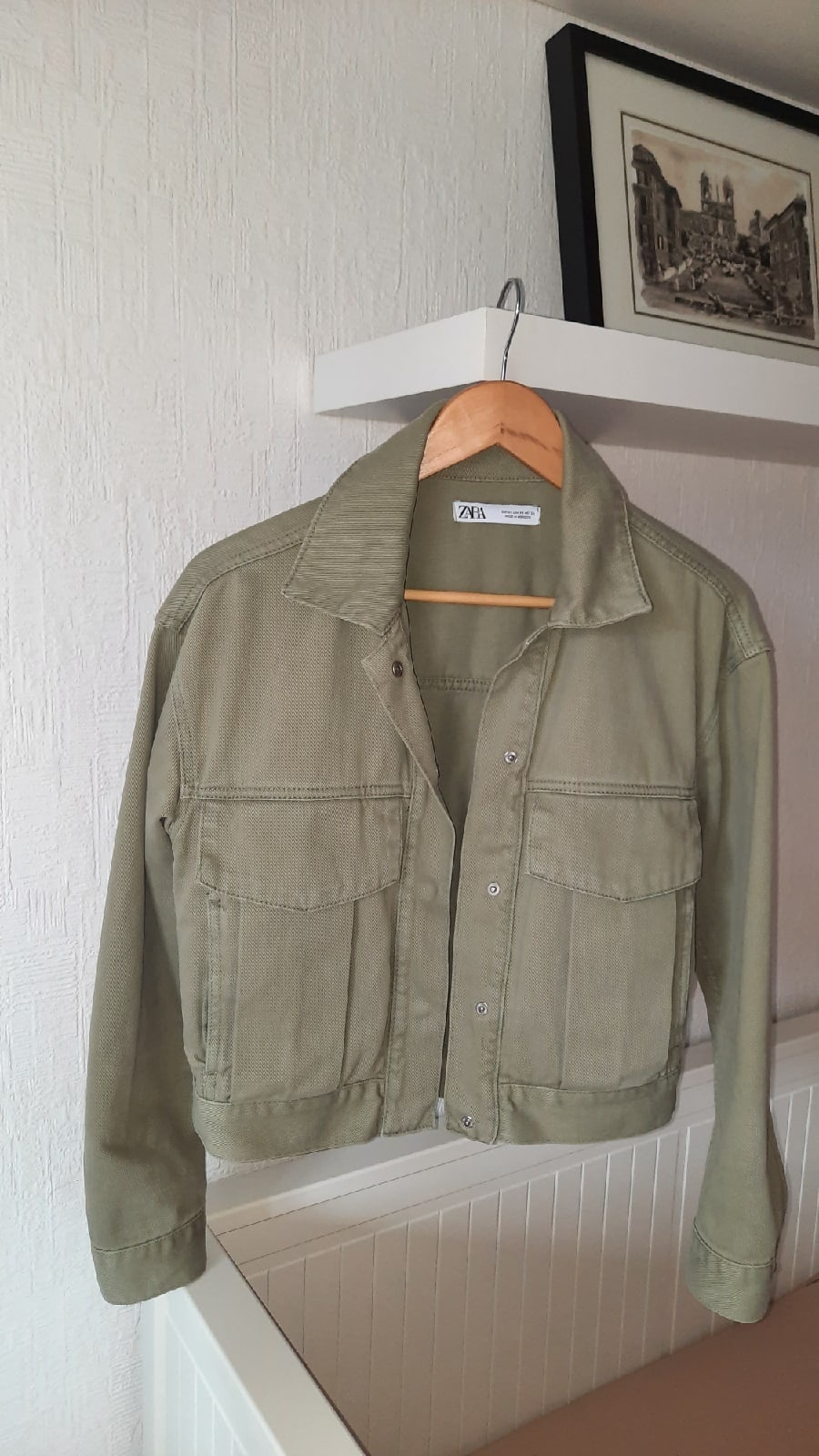 Джинсовая куртка ZARA деним цвета олива-хаки размер XS подойдет на S M, вмагазине ZARA — на Шопоголик