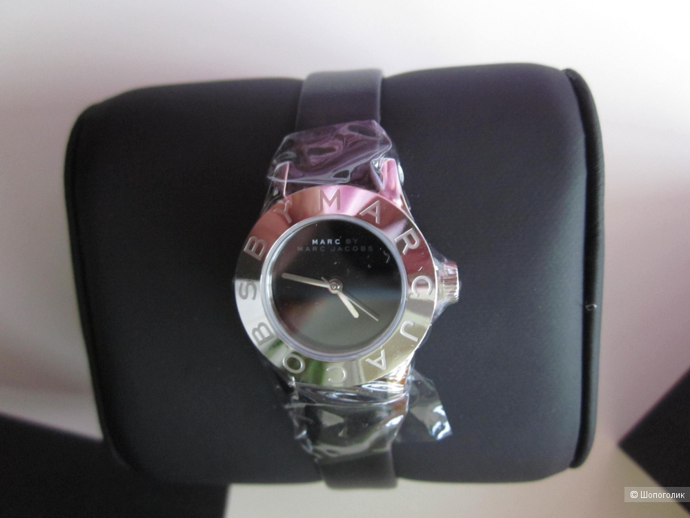 Женские наручные часы Marc Jacobs.