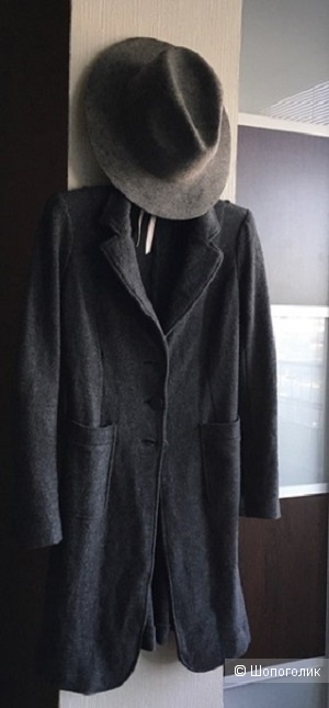 Пальто Emporio Armani XS и шляпа Minimarket