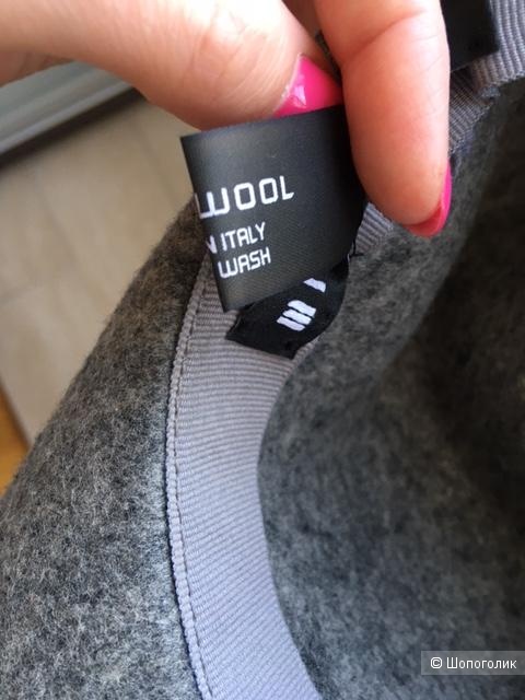 Пальто Emporio Armani XS и шляпа Minimarket