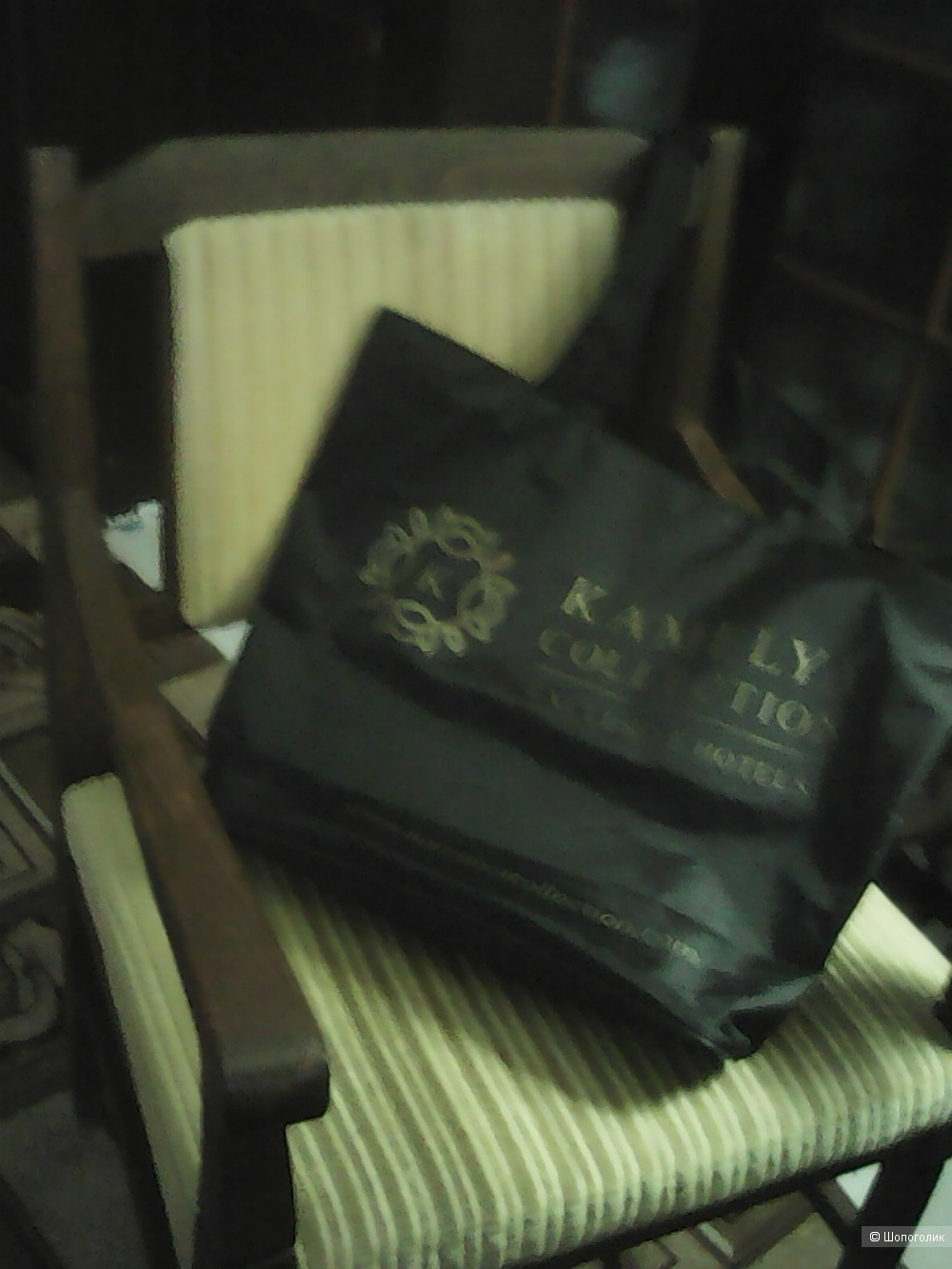 Чёрная сумка шоппер с золотистым принтом
