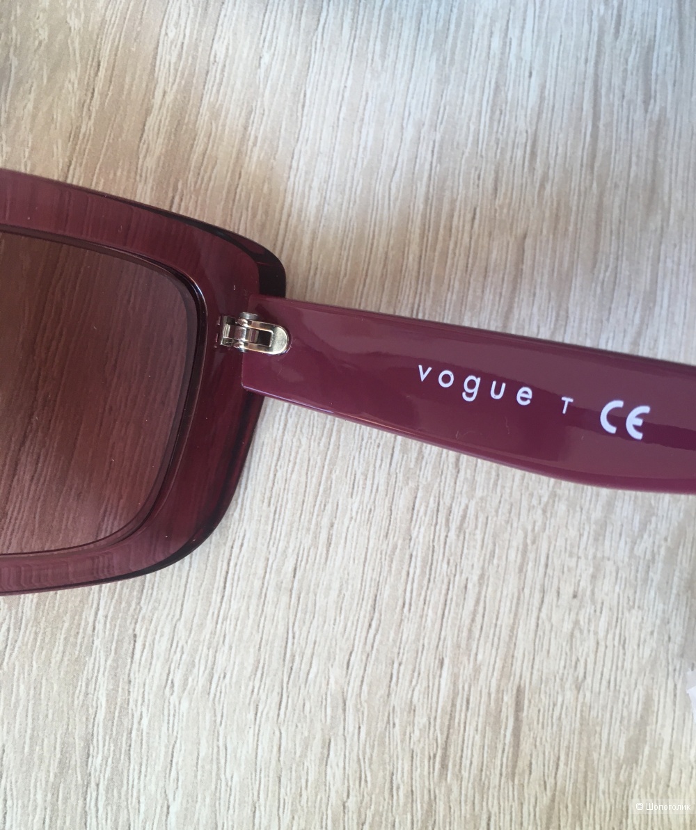 Солнцезащитные очки Vogue