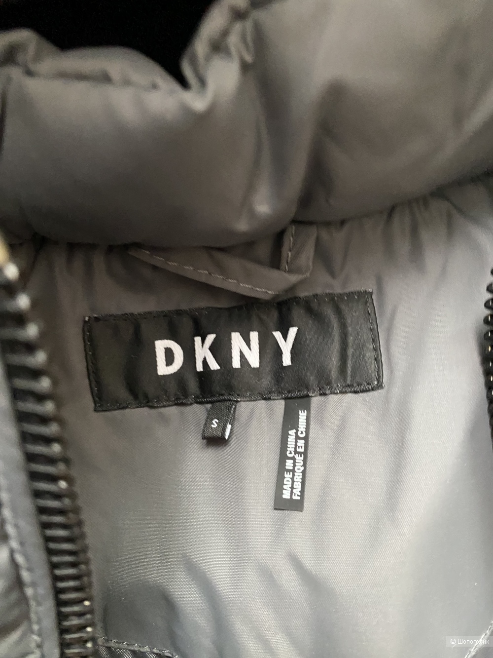 DKNY серый пуховик, S