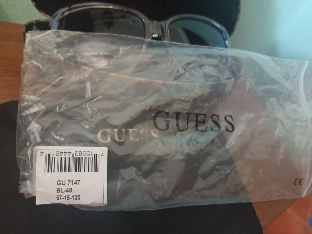 Солнцезащитные очки GUESS