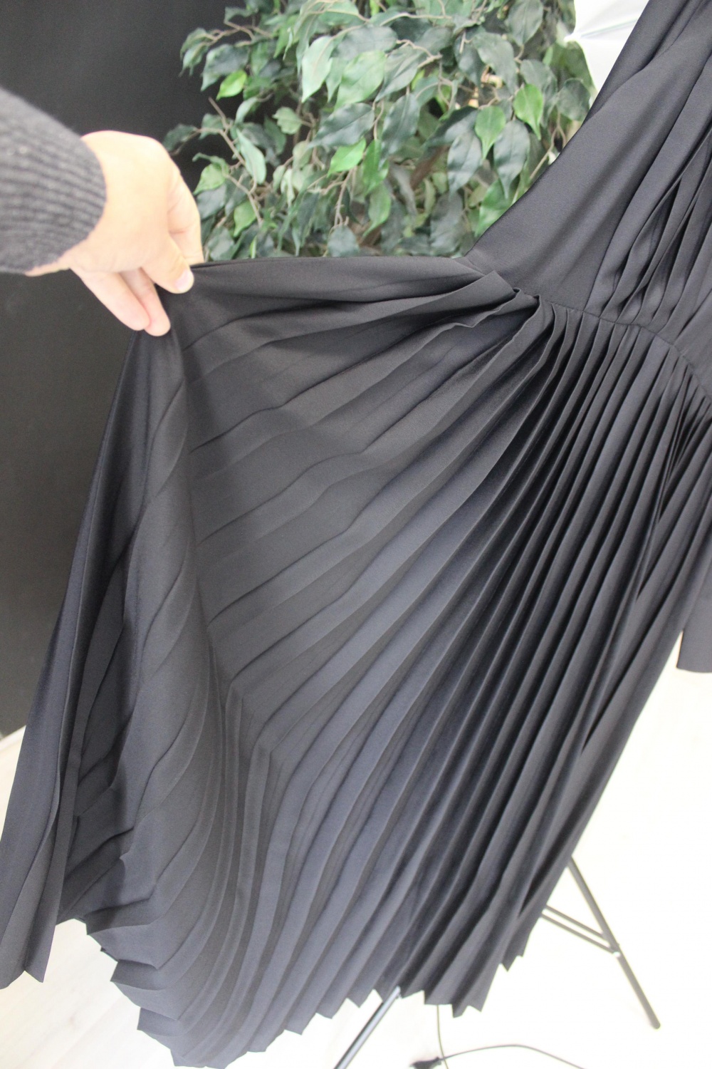 Черное платье Mango .плиссе . длинное . размер L
