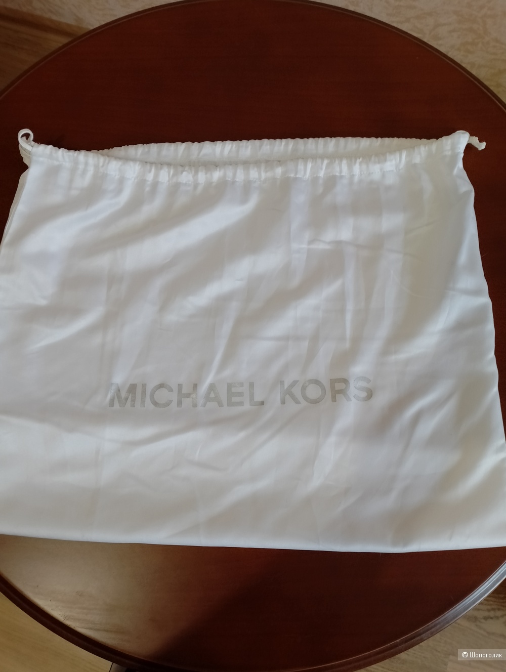Новую сумку Michael kors золотистого цвета, натуральная кожа, размер: ширина 31см; высота 24см; толщина 13 см.