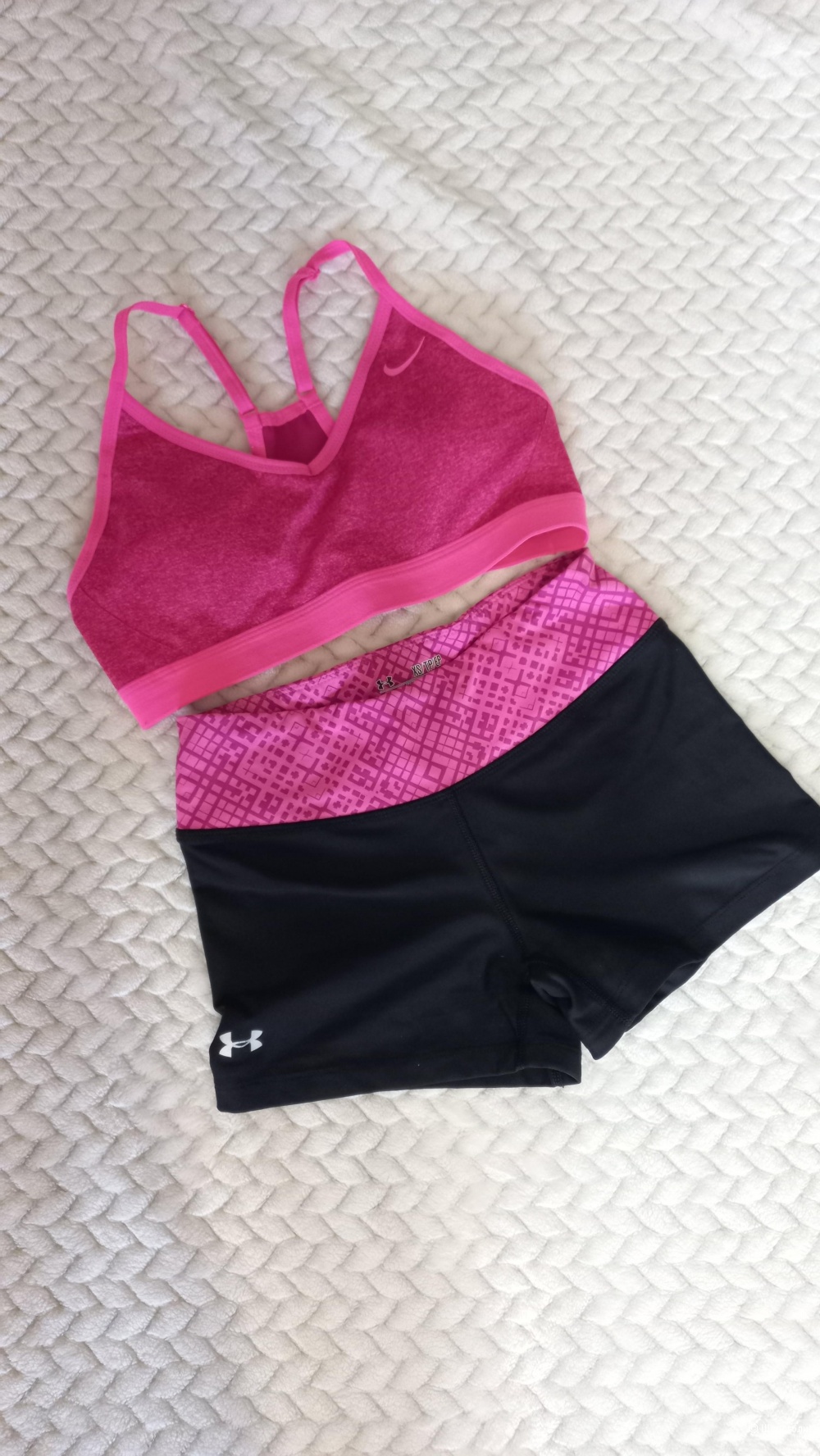 Комплект для спорта топ Nike S и шорты Under Armour Xs, S