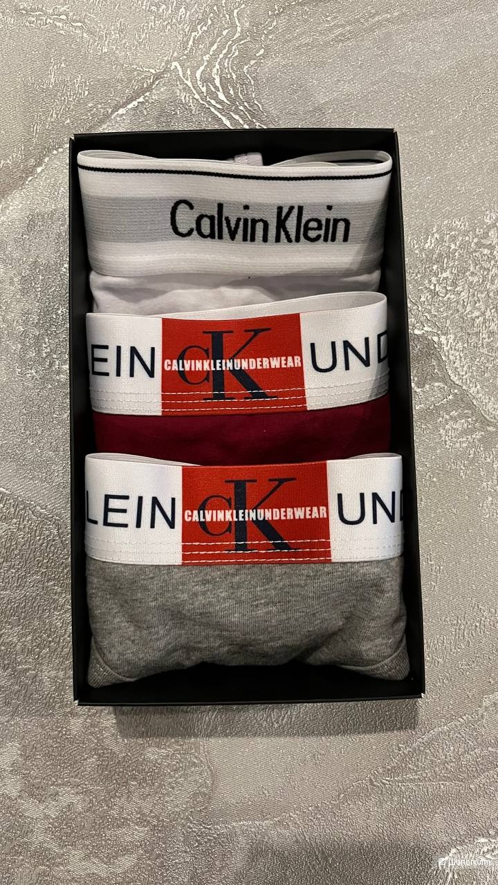 Комплект трусиков стрингов Calvin Klein размер M