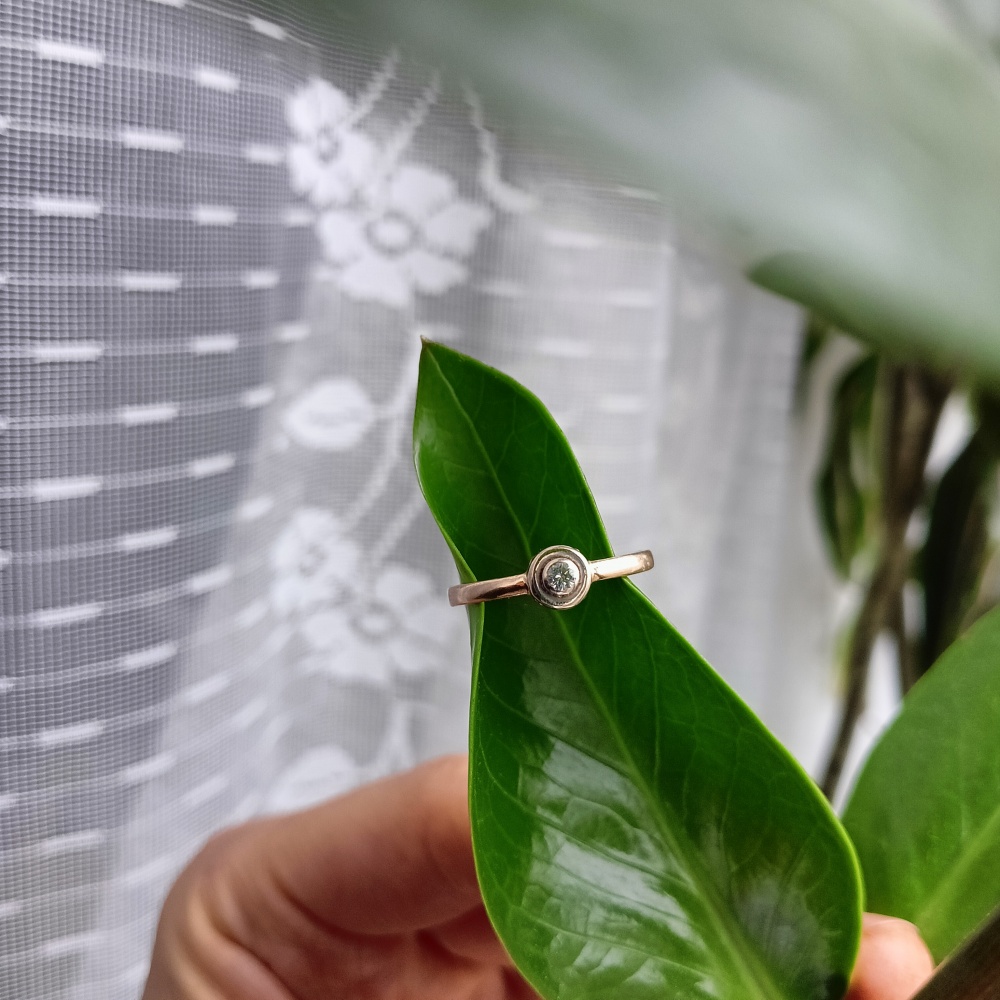 Золотое кольцо с бриллиантом, 17,5 размер