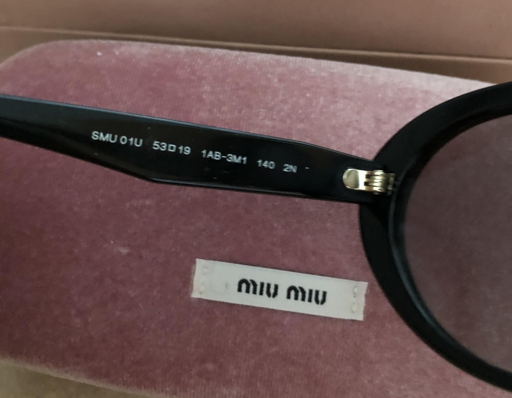 Солнцезащитные очки MIU-MIU