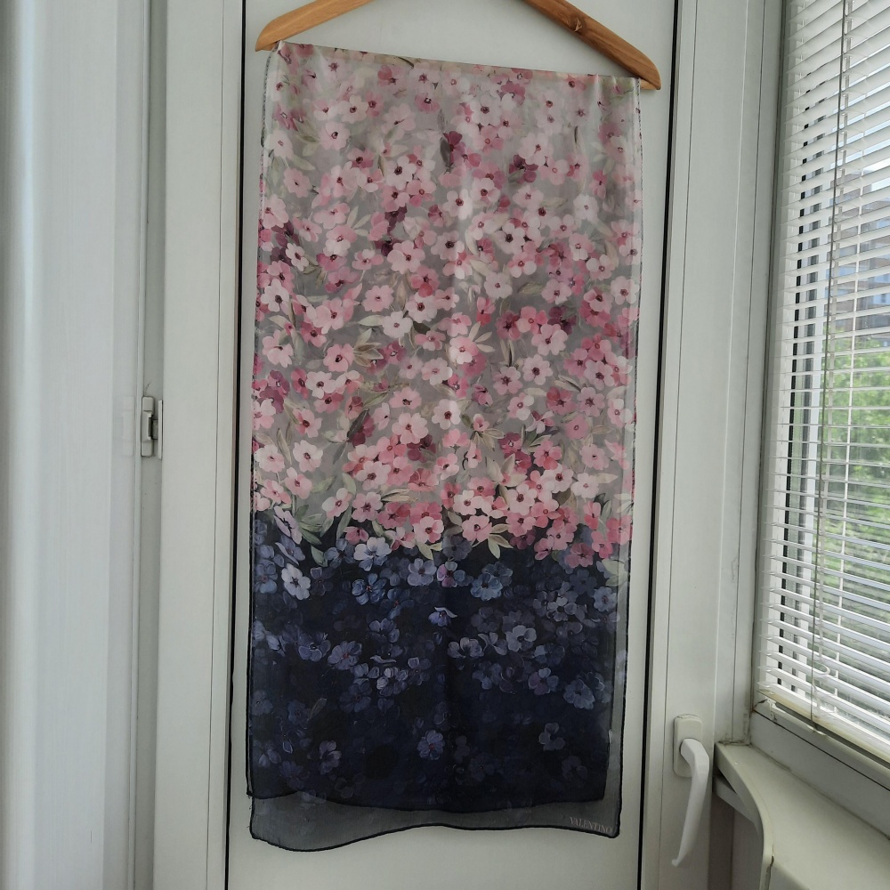 Шарф VALENTINO , р. 160 × 40 см.