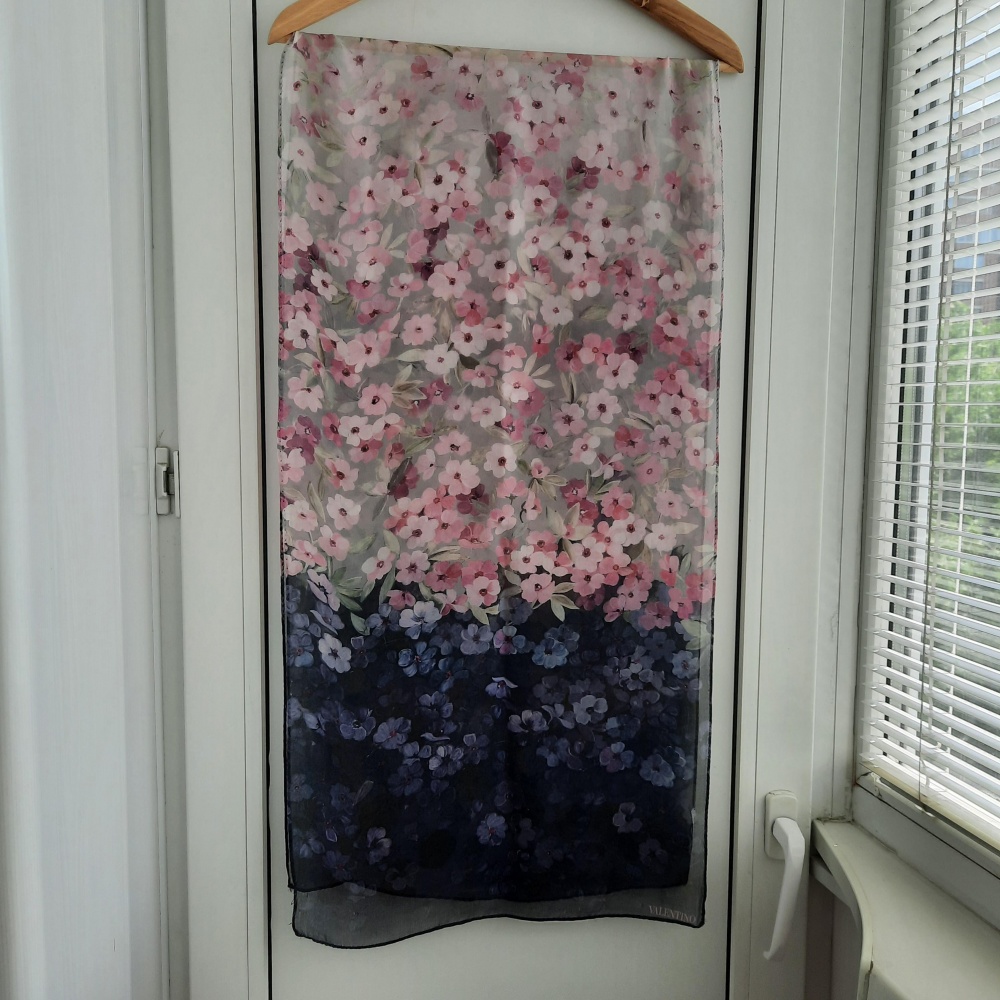 Шарф VALENTINO , р. 160 × 40 см.