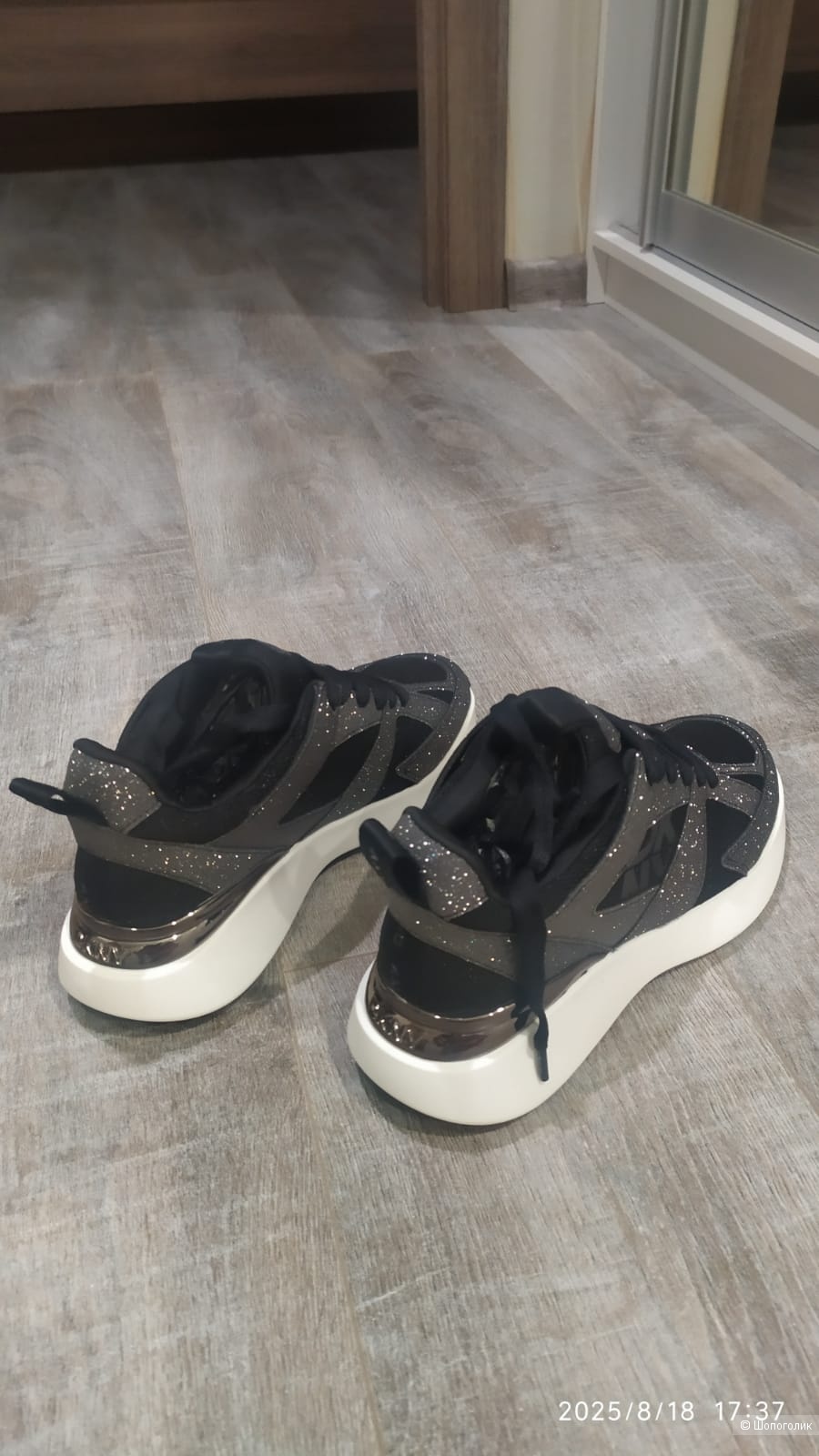 Кроссовки DKNY