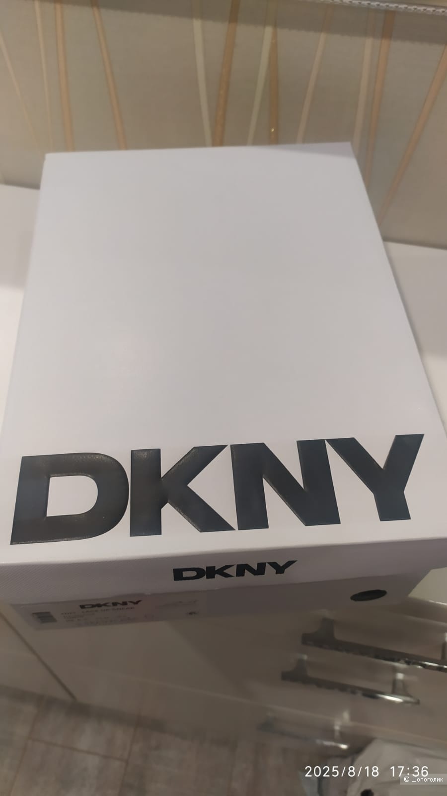 Кроссовки DKNY