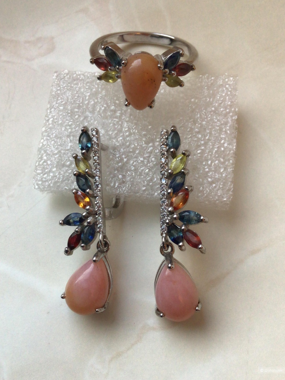 Набор (сет) серебряные кольцо и серьги с розовым опалом и сапфирами, 17,5