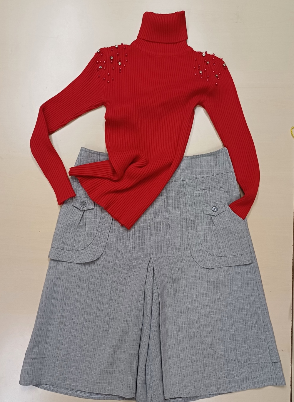 Комплект из свитера и юбки - брюк, М