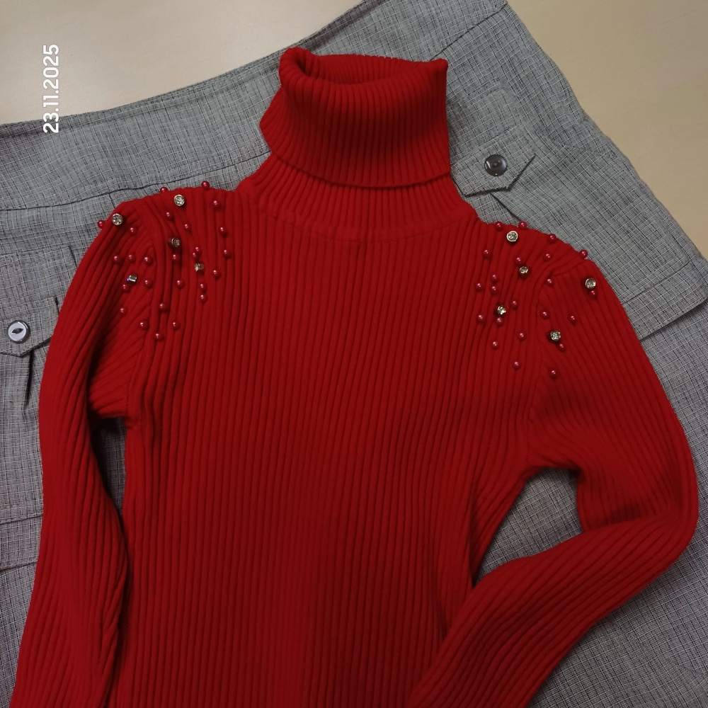 Комплект из свитера и юбки - брюк, М