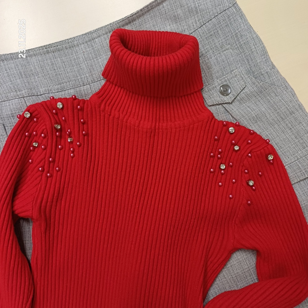 Комплект из свитера и юбки - брюк, М