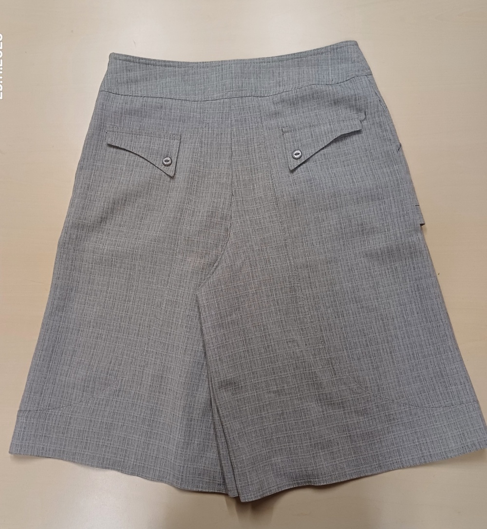 Комплект из свитера и юбки - брюк, М