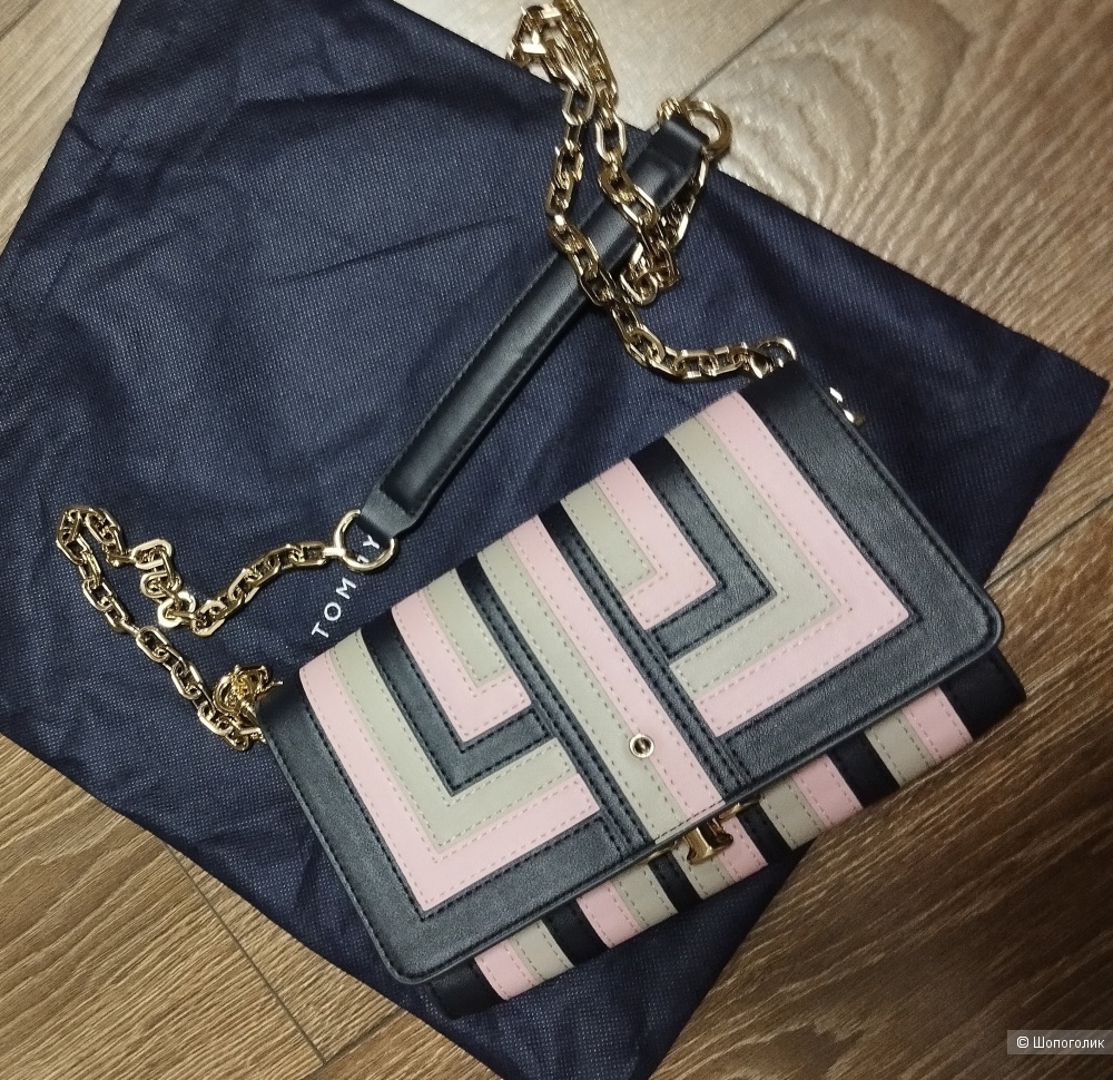 Сумка-клатч Тommy Hilfiger, высота 14 см, длина 21, ширина 4,2 см.