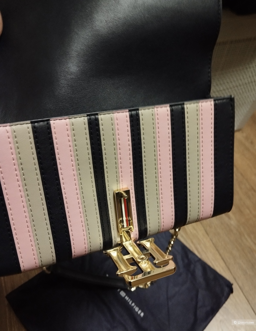 Сумка-клатч Тommy Hilfiger, высота 14 см, длина 21, ширина 4,2 см.