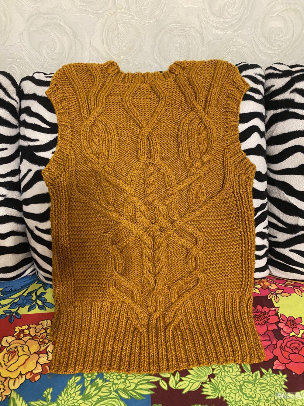 Вязаный жилет, размер 44-46