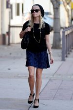 Reese+Witherspoon+sports+skirt+black+beanie+r5YZKBIWLWKl.jpg