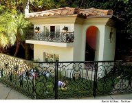 Paris-Hilton-Dog-House-1.jpg