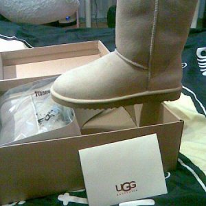 Uggs заказывала с сайта shopbop, 140$ и ни цента больше, бесплатная доставка. Заказала 05.11.2009, получила 10.11.2009 с утра.