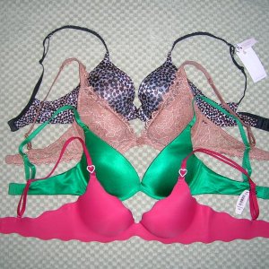 январь 2010, распродажа
Красный Secret Embrace 34B/19.99$
Зеленый VS Miracle Bra 34B/ 19.99$
Бежевый Lace 34C/ 24.99$
В цветочек Body by Victoria Perf