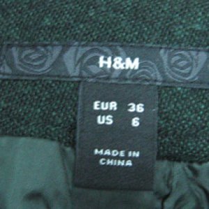 Продаю в Москве юбку H&M, НОВАЯ, не носилась, темно-зеленого цвета, размер EUR 36, состав: 50% шерсть, 50% вискоза, подкладка 100% полиэстер, на талии