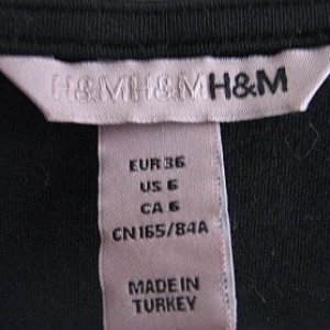 Продаю в Москве майку-трансформер H&M из плотного черного хлопка с фиолетовыми вставками и отделкой молнией, НОВАЯ, не носилась, размер 36, покупалась