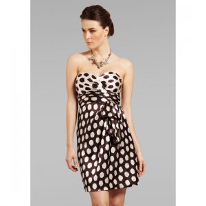 MAX AND CLEO Betty Strapless Dress
Лёгкий трикотаж. Платье с подъюбником, практически не тянется. Материал по ощущениям напоминает шёлк.
Состав: 100% 