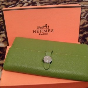 кошелек Hermes  нат. кожа 
страничка в контакте  http://vkontakte.ru/id133993764