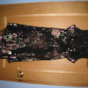 платье черное с цветами, р-р 42-44. Шила на заказ, отдала 7000 руб. продаю за 2000 руб. не одела ни разу