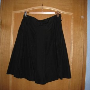 Юбка черная б/у 1-2 раза. р-р 44-46 в складку материал оч. красиво мерцает. фото не очень удачное, пятен на юбке нет, на фото так получилось. Цена 400