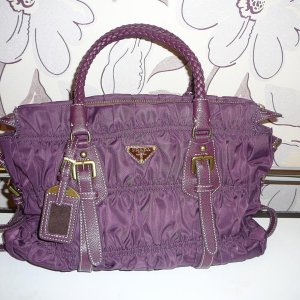 сумка а ля PRADA 238 ю. Из очень качественной плащевки что-ли. http://item.taobao.com/item.htm?id=7934544837 Очень красивая, пришла в пыльничке с карт