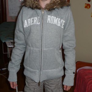 Знаменитые меховые курточки Abercrombie. http://item.taobao.com/item.htm?id=1761501399  95 ю.Взяла для дочки самый маленький размер S. Ей великовато к